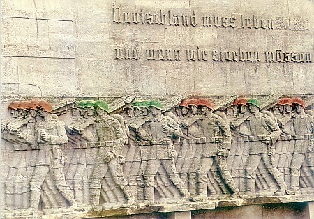 76er-Denkmal am Dammtor mit zeitgemäßer Einfärbung